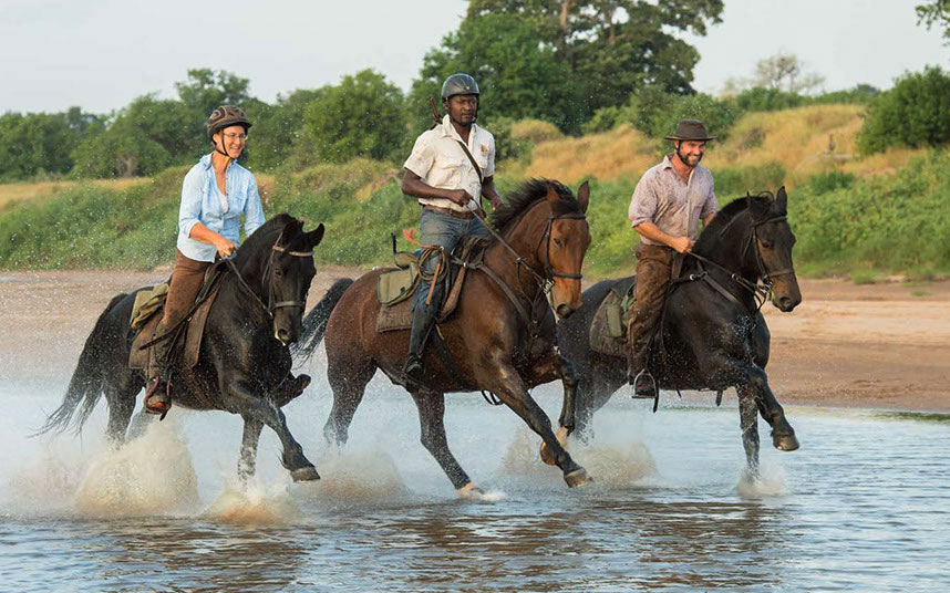 Ruta a caballo por el río