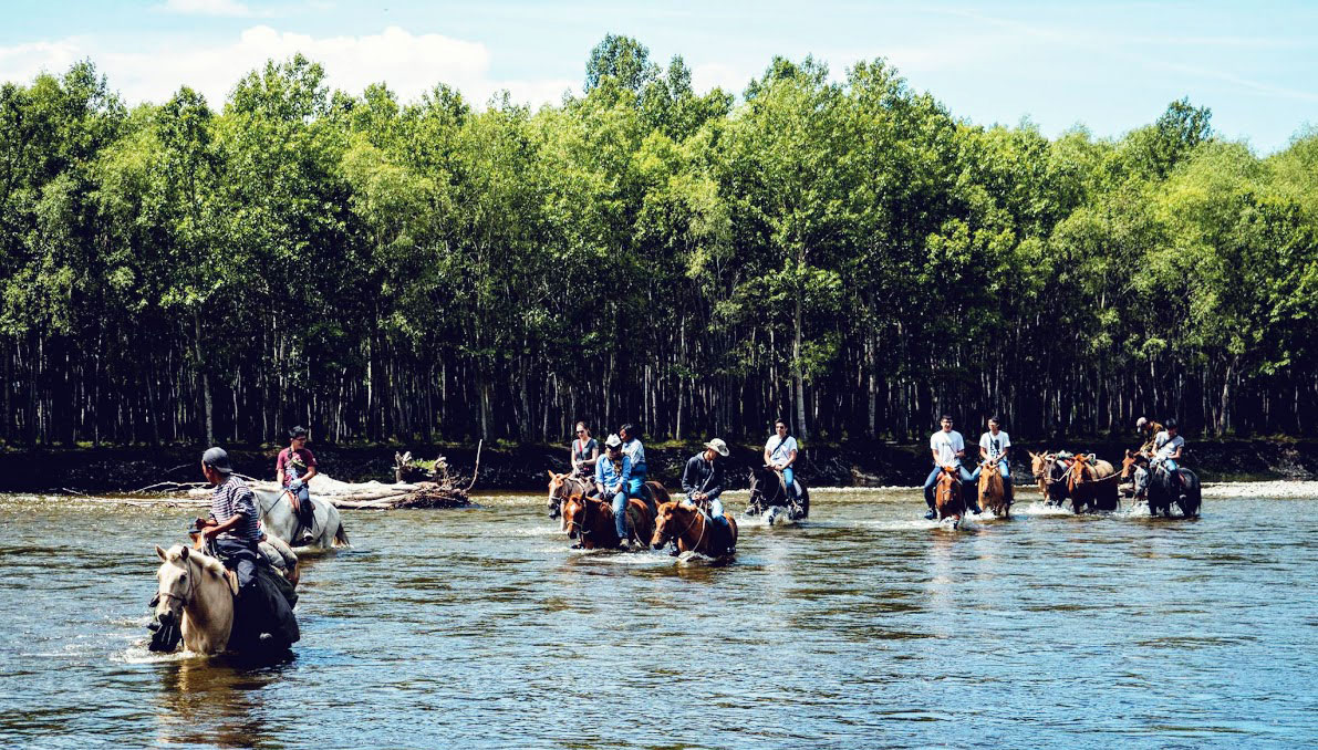 Atravesando un río