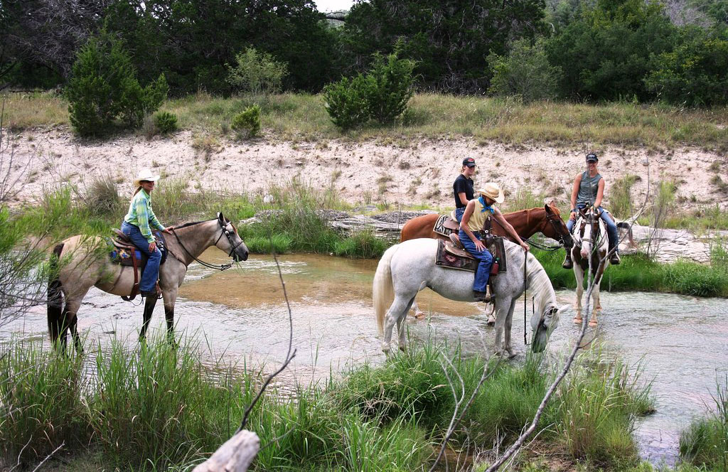 Ruta a caballo por el río